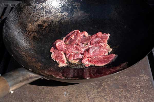 Die dünnen Filet-Scheiben kurz beidseitig anbraten.