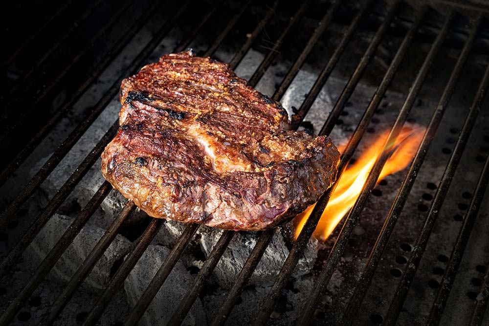 Entrecôte im indirekten Bereich auf eine Kerntemperatur von 52°C garen.