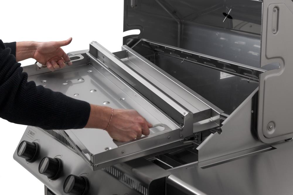 Der Heckling wird in den Gasgrill Hermann XL eingesetzt