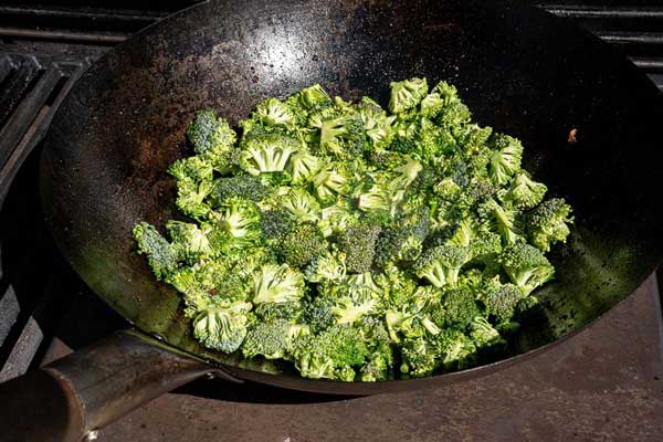 Das Gemüse aus dem Wok entnehmen, warm halten und anschließend den Brokkoli darin anbraten.