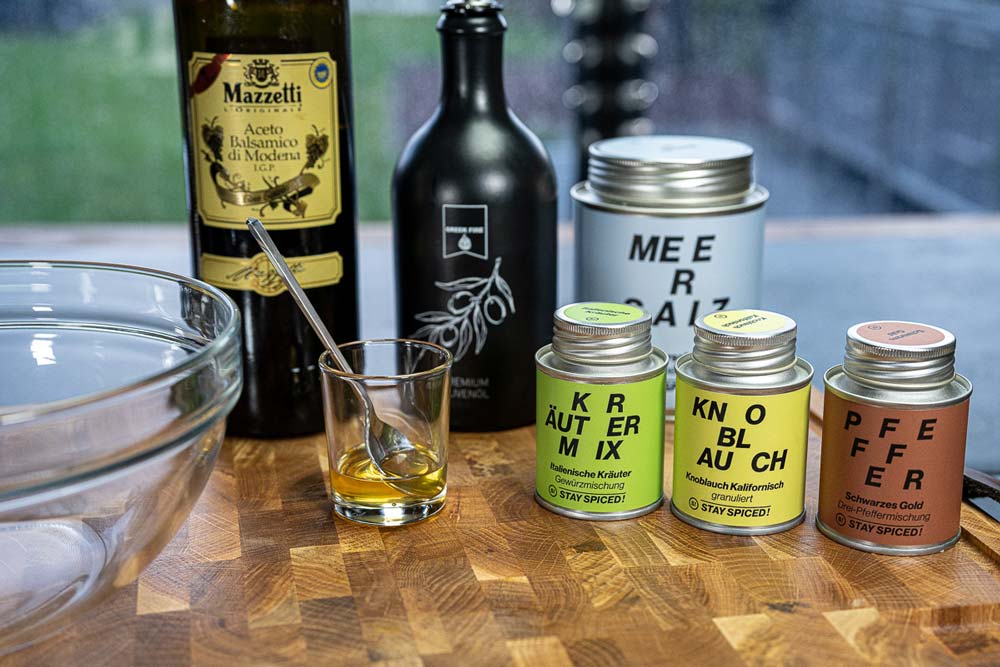 Alle o. a. Zutaten für die Marinade in eine große Schüssel vermengen 
                    und die Hähnchenbrüste mit einem scharfen Messer von Sehnen befreien.