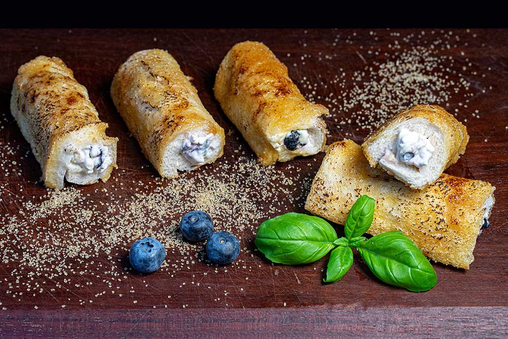 French Toast Rolls mit Blaubeeren – süßes Frühstück vom Grill