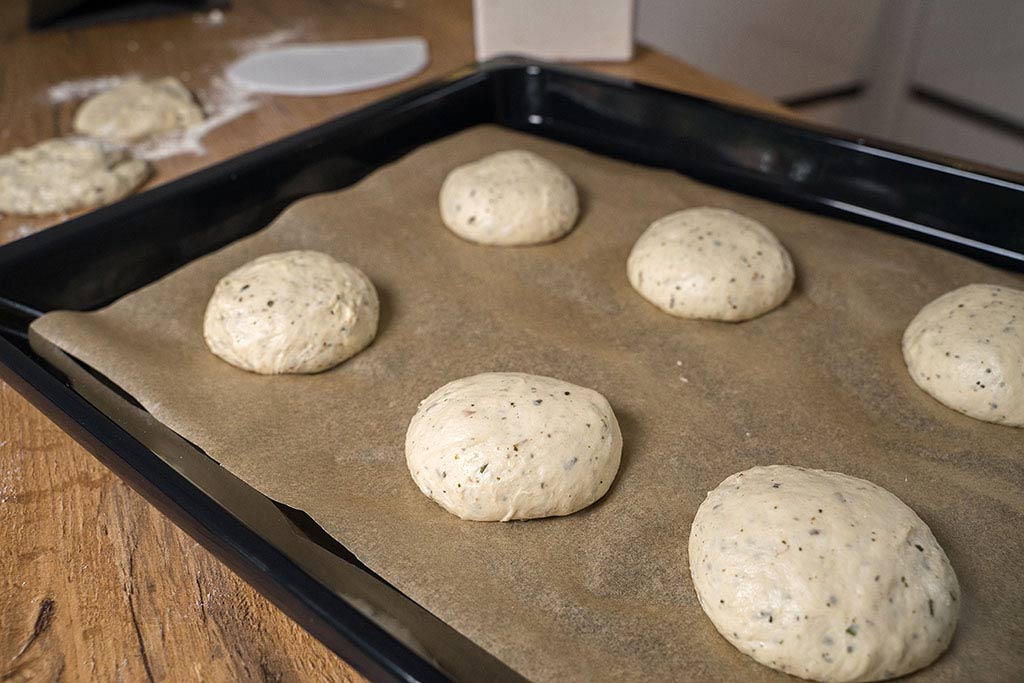 Buns formen und backen