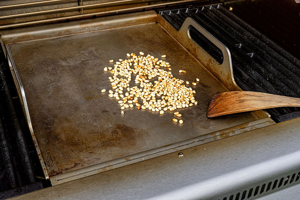 Pinienkerne anrösten