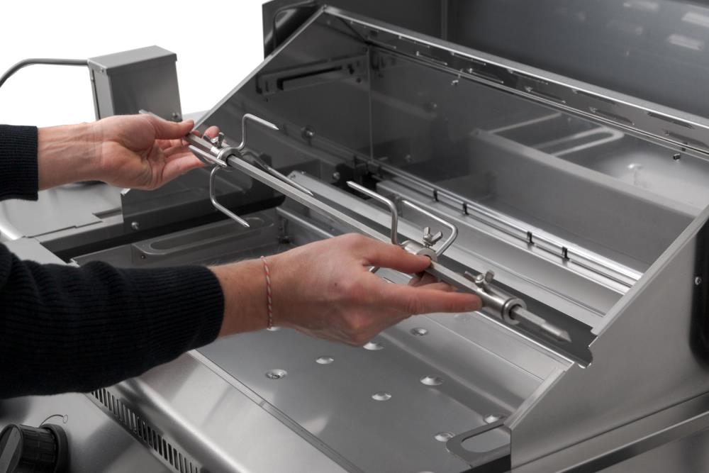 Den Spieß einfach in die Aussparungen setzen