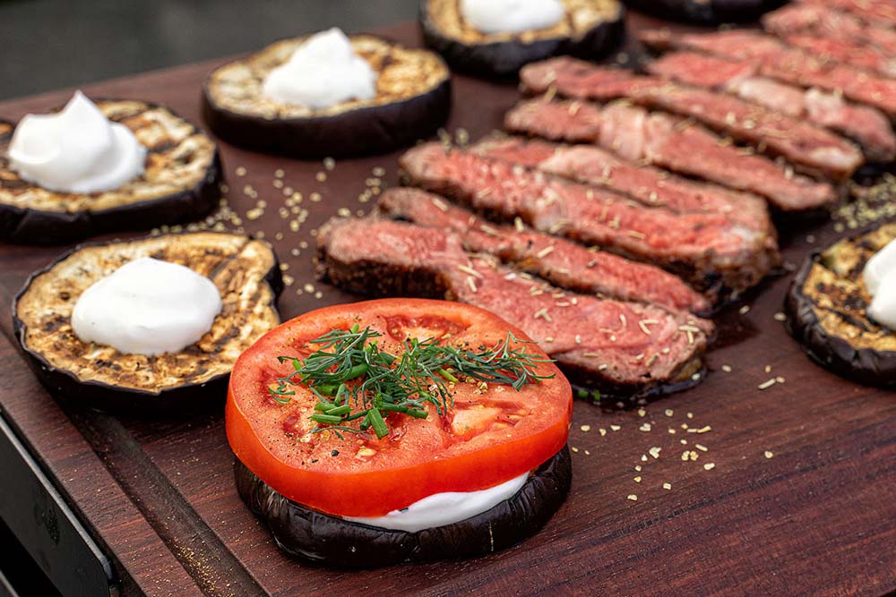Die Auberginen jeweils mit einem Teelöffel Naturjoghurt belegen, 
                    eine Tomatenscheibe auflegen, 
                    mit frischem Dill und Schnittlauch versehen 
                    und abschließend mit Salz und Pfeffer würzen.