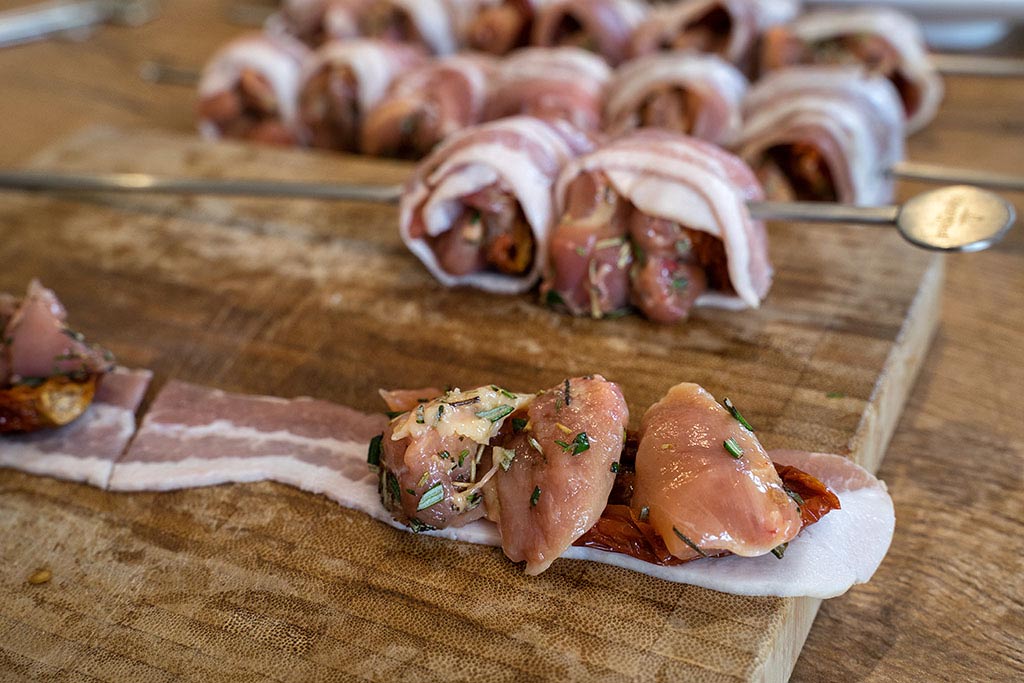 Hähnchenspieße (Pfaffenschnittchen) im Speckmantel mit Pesto Bild 9