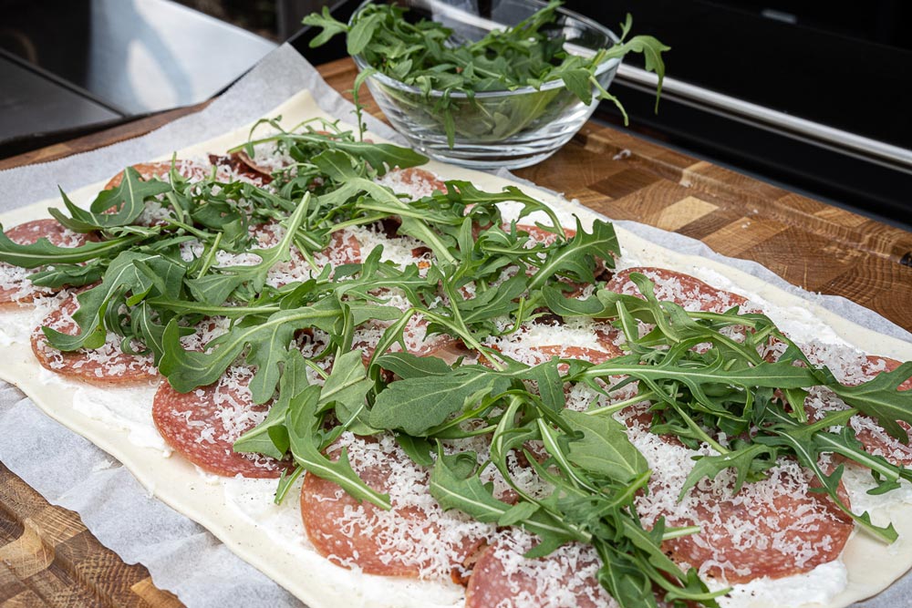 Rucola auflegen und aufrollen