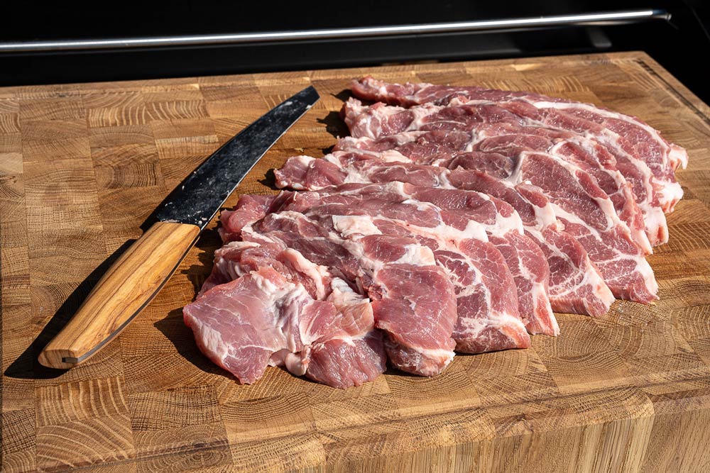 Das Schweinefleisch in ca. 1 cm breite Scheiben schneiden.