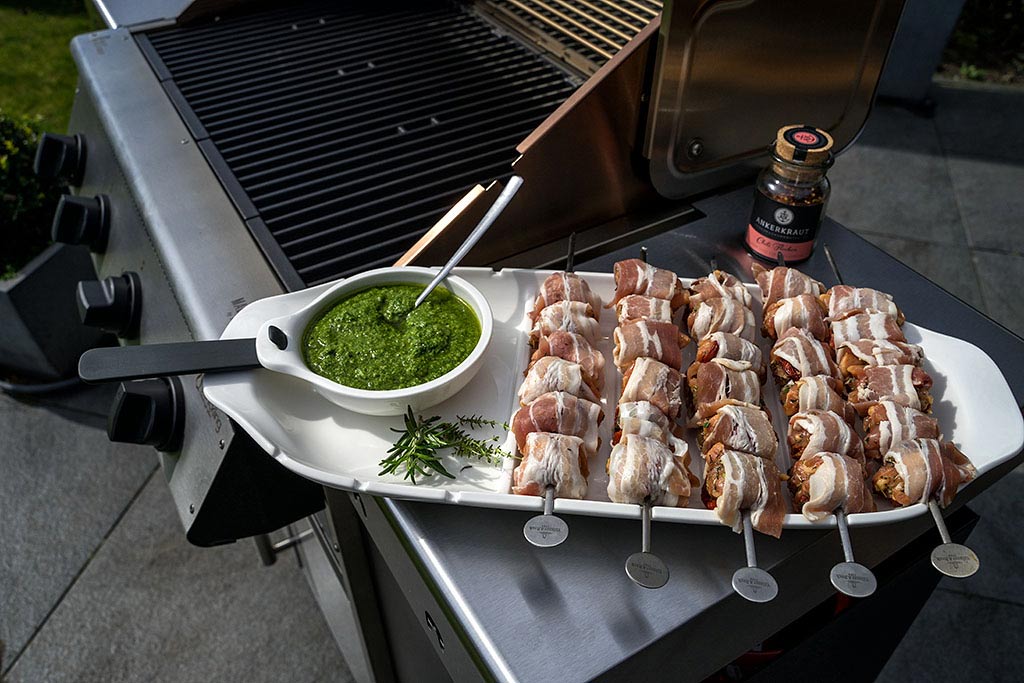 Hähnchenspieße (Pfaffenschnittchen) im Speckmantel mit Pesto Bild 10