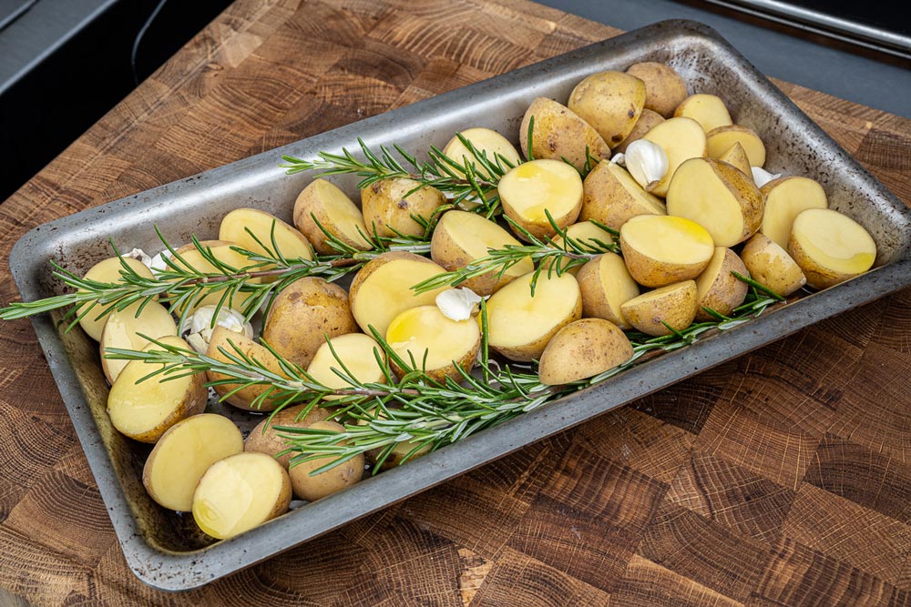 Zutaten in Grillschale geben