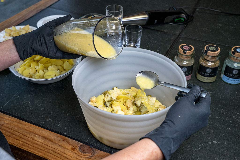 Kartoffelsalat schichten