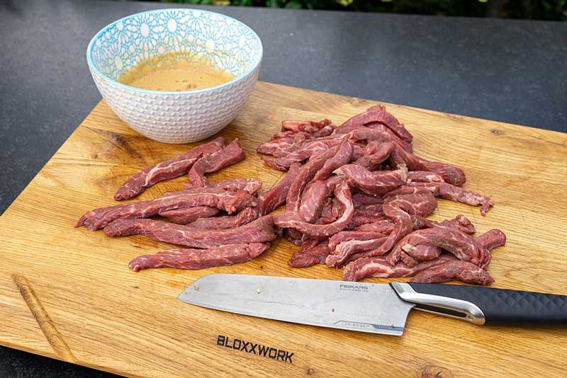 Das US Rinderfilet zunächst in dünne Scheiben, dann in Streifen schneiden
                    und in die Marinade (Eiweiß, Sojasauce, Backpulver, Stärke) einlegen.