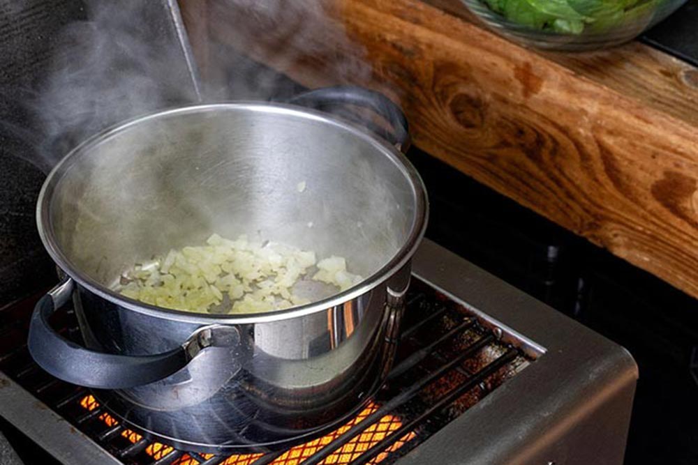 Zwiebeln anschwitzen