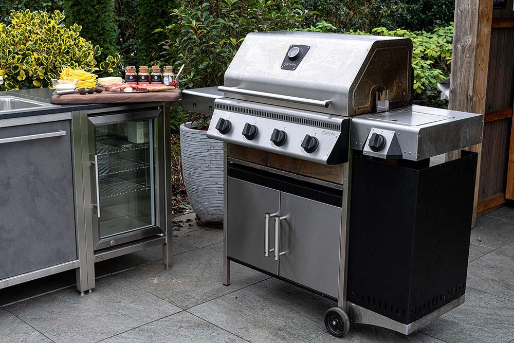 Knoblauch und Minze hacken