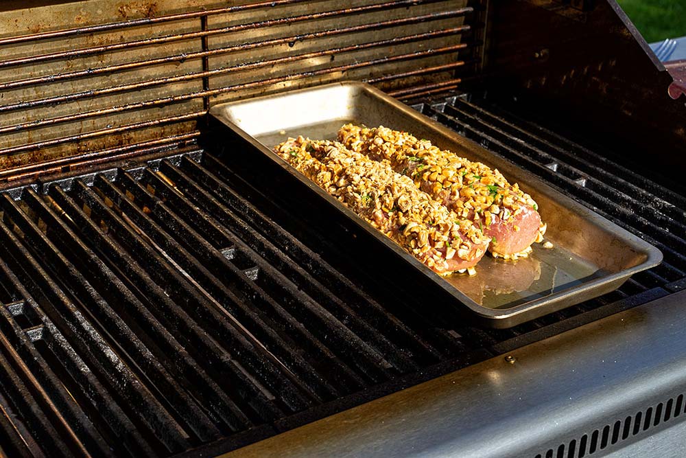 Im nächsten Schritt braten wir die Schweinefilets in der Edelstahl Grillschale von allen Seiten goldbraun an. Für dieses Rezept haben wir unseren 4-flammigen Edelstahl Gasgrill benutzt.