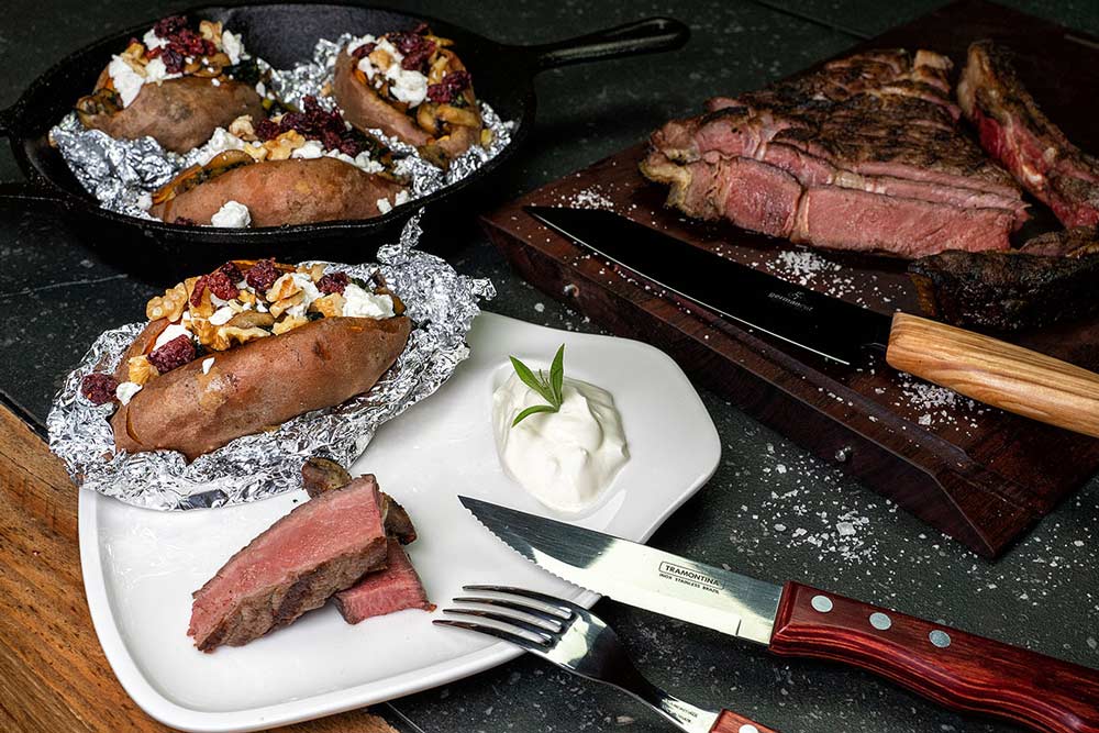 Gefüllte Süßkartoffeln an Cote de Boeuf