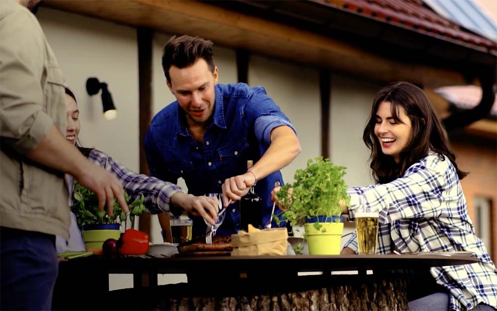 Fröhliche Menschen am Schickling Grill