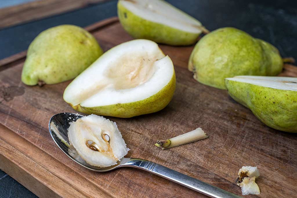 Williams Birnen halbieren und entkernen