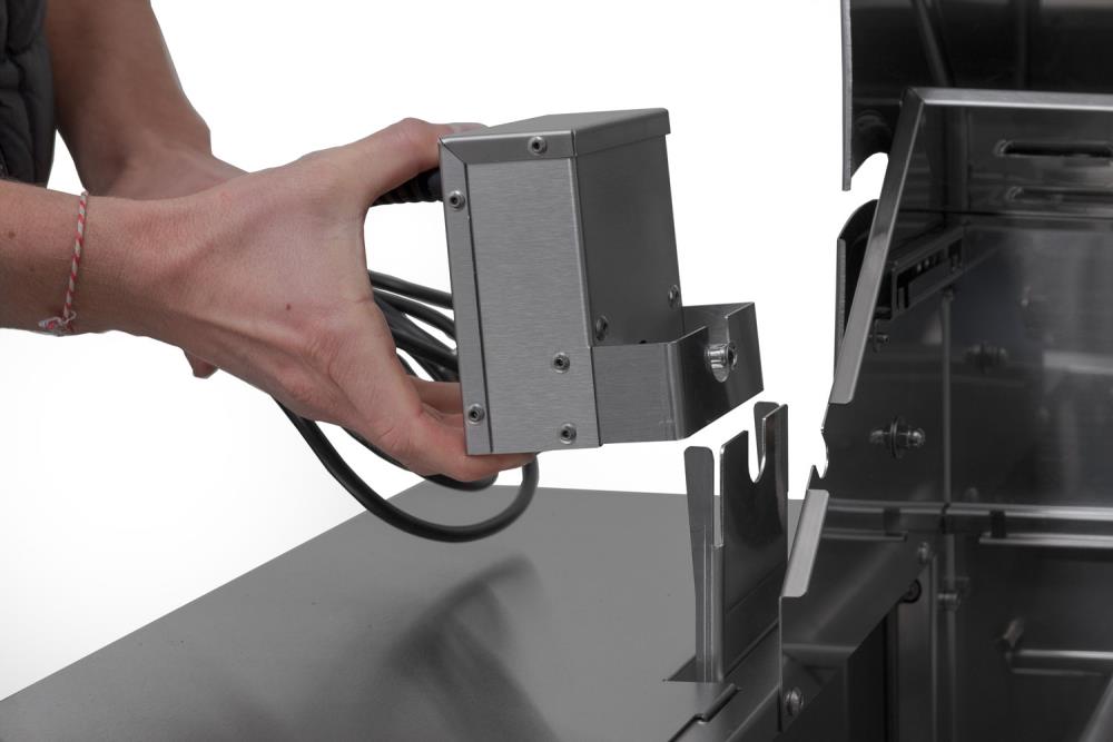 Der 5 Watt Motor lässt sich ganz einfach auf die Halterung stecken