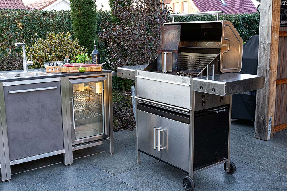 Nun heizen wir den Holzkohlegrill Premio XL II mit den Greek Fire Briketts vor. 
                    Dazu glühen wir die Briketts im Anzündkamin durch und füllen sie in die Kohlewanne.