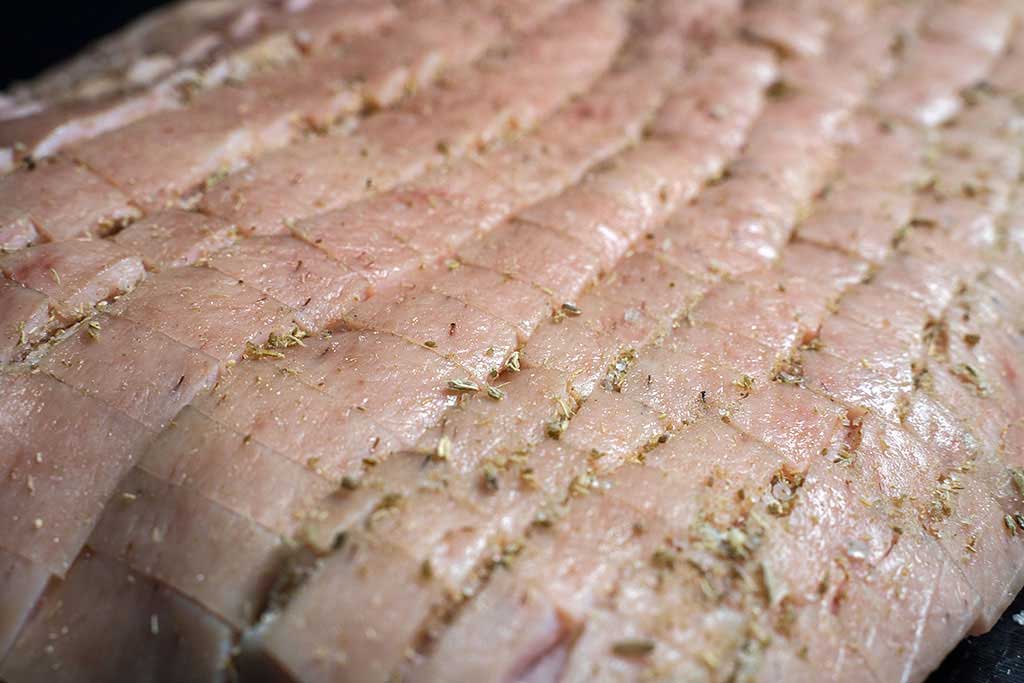 Fenchel Salz Mischung auf Duroc Schweinebauch