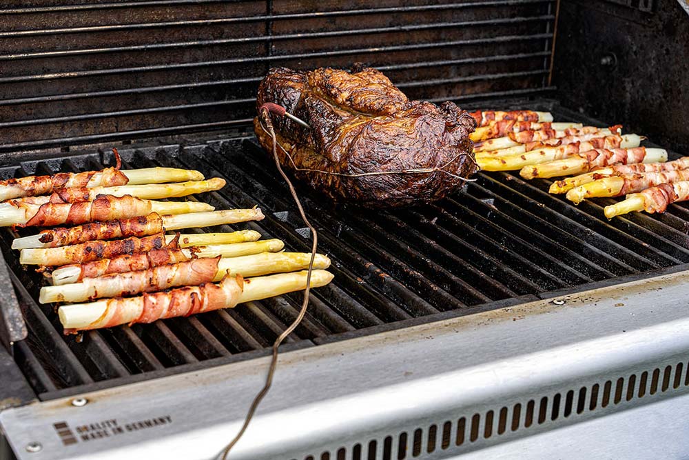 Roastbeef Charolais mit Spargel im Speckmantel