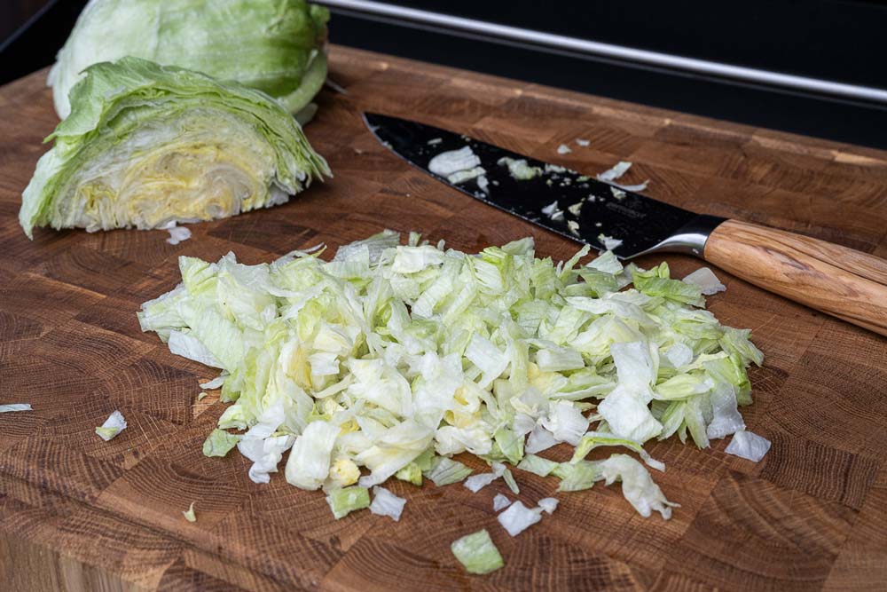 Salat und Tomaten vorbereiten