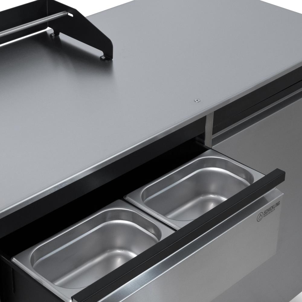 GN-Behälter in der oberen Schublade für Schnibbelreste oder Abfall