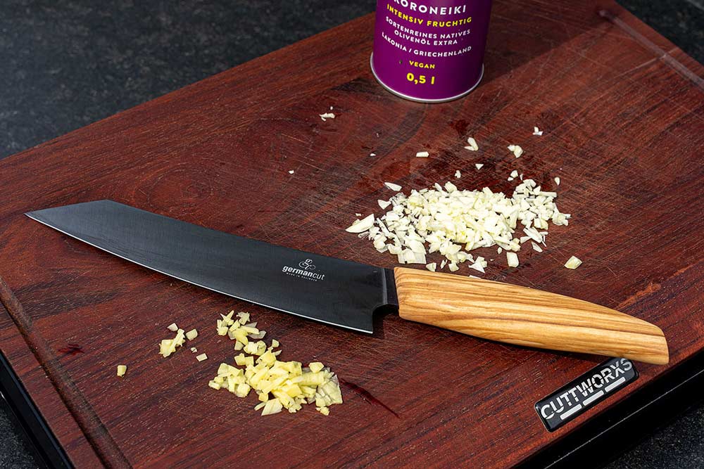 Knoblauch und Ingwer hacken