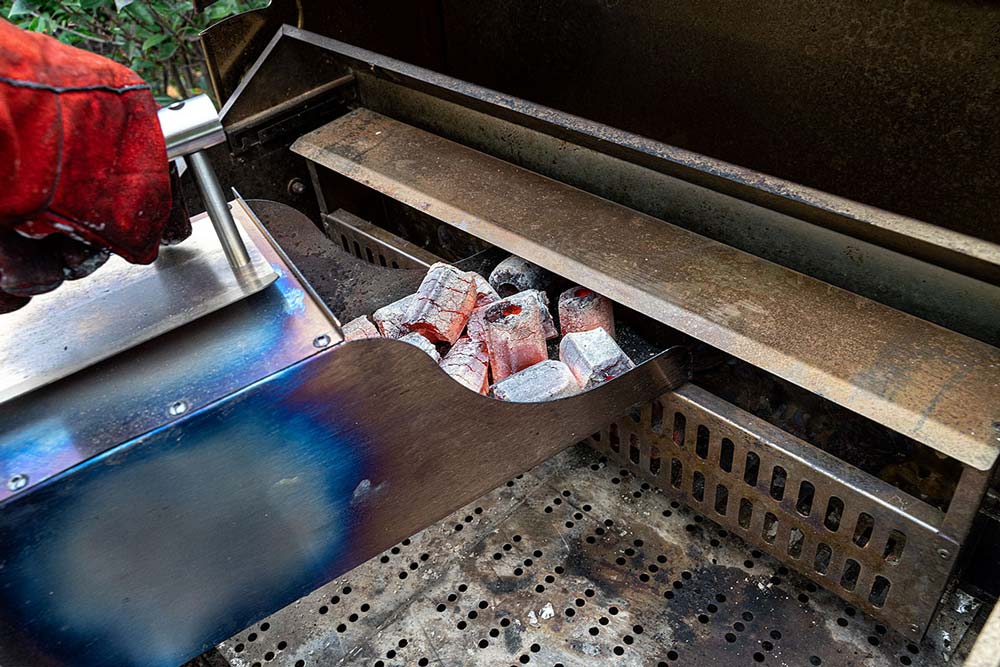 Die durchgeglühten Briketts verteilen wir im Holzkohle Backburner.