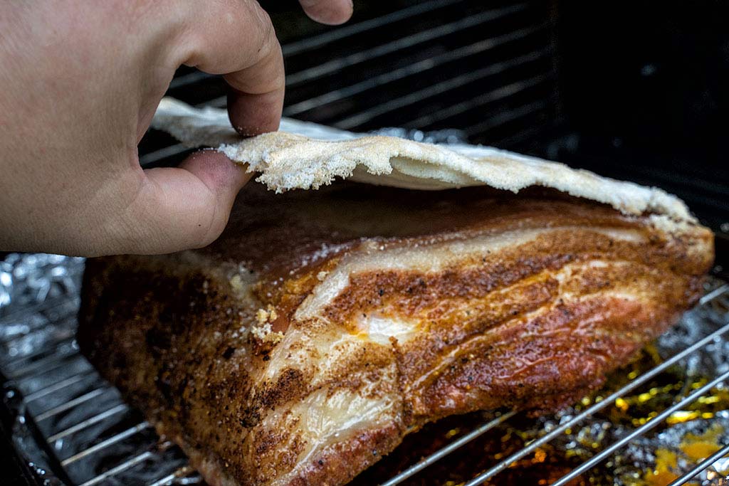 Salzplatte vom Schweinebauch abnehmen