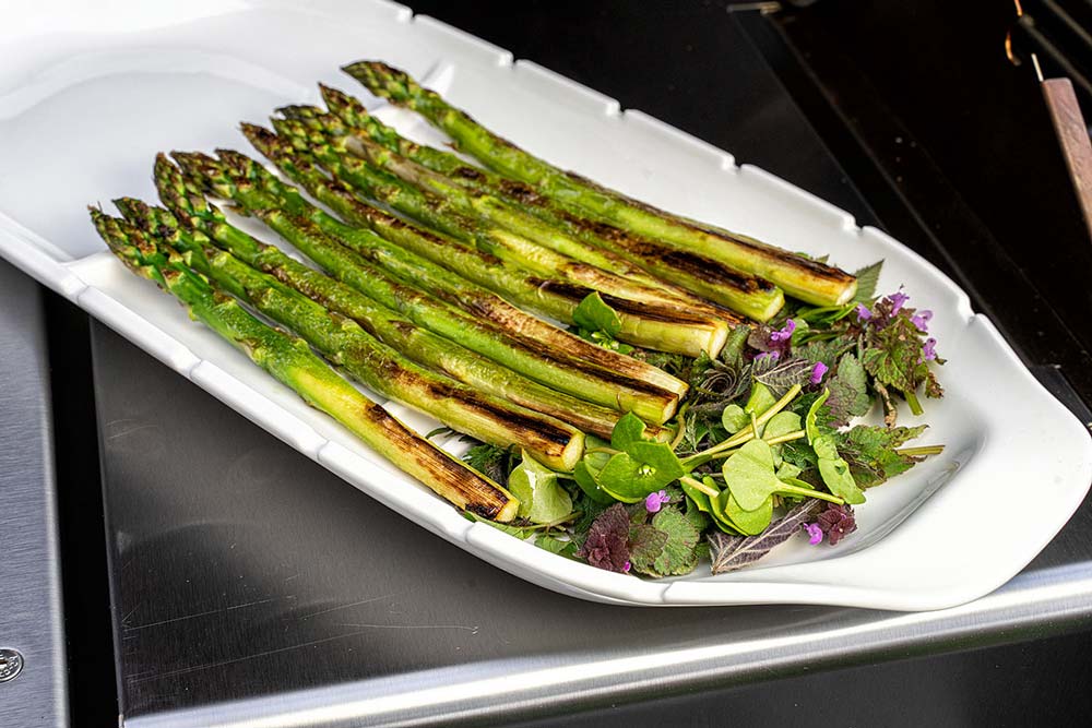 Spargel und Kräuter anrichten