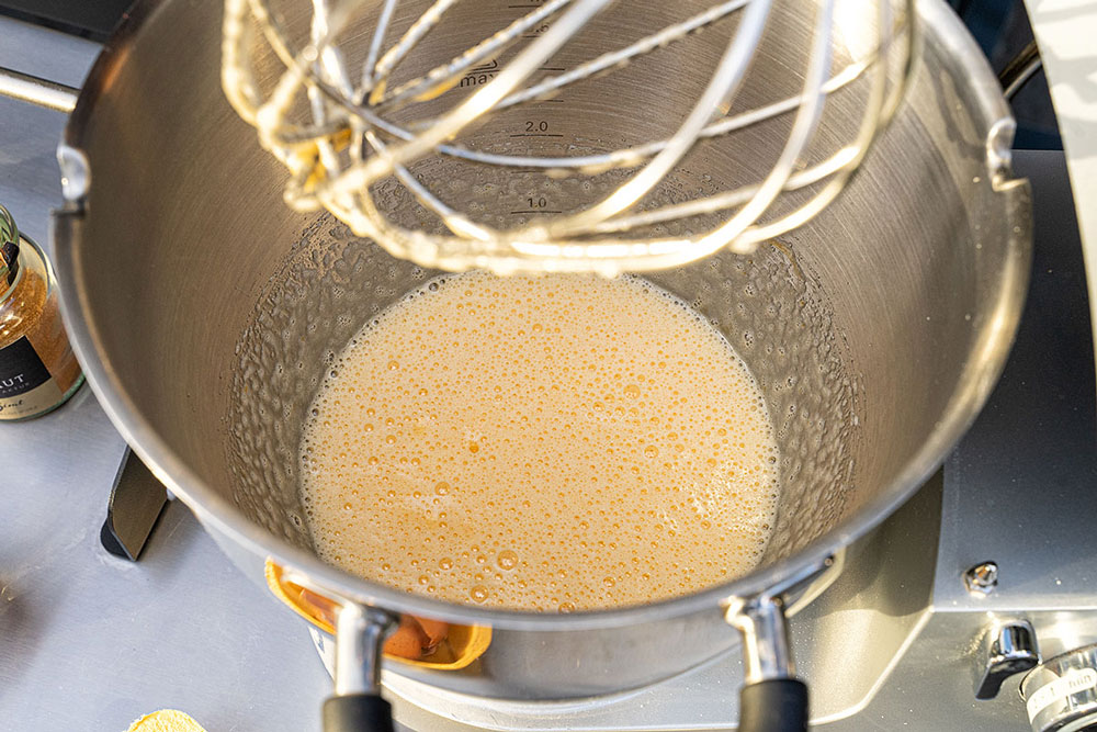 Zucker und Eier verrühren