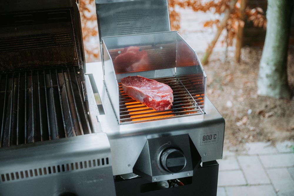 Der Spritzschutz wird einfach auf die 800° Powerzone gesetzt