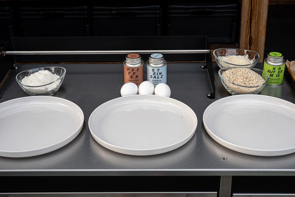Drei tiefe Teller für die Panade bereitstellen
