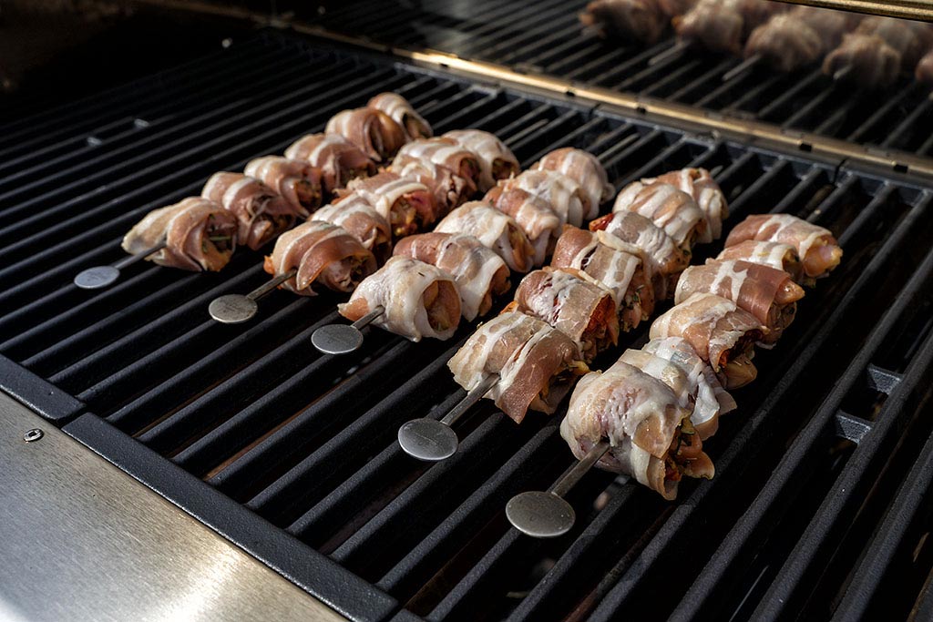 Hähnchenspieße (Pfaffenschnittchen) im Speckmantel mit Pesto Bild 12