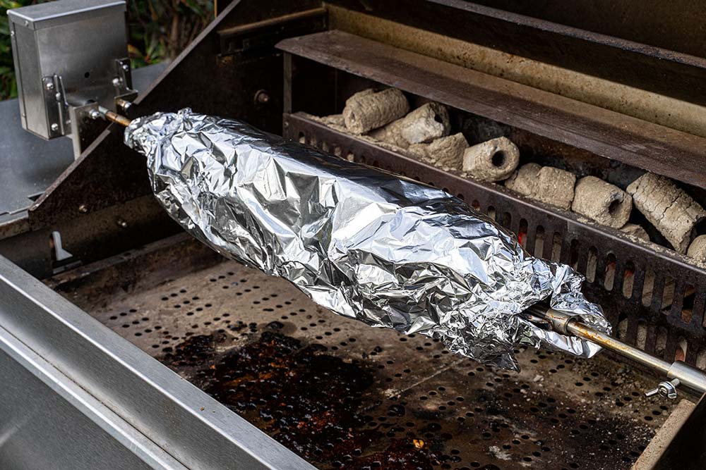 Damit die Spare Ribs nicht zu dunkel werden, sollten diese nun mit Alufolie bedeckt und weitere ca. 30 – 45 Minuten gegart werden.