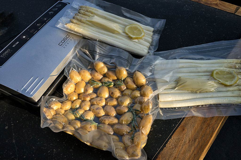 Mit dem Ausbeinmesser am Rückgrat entlang senkrecht nach unten schneiden