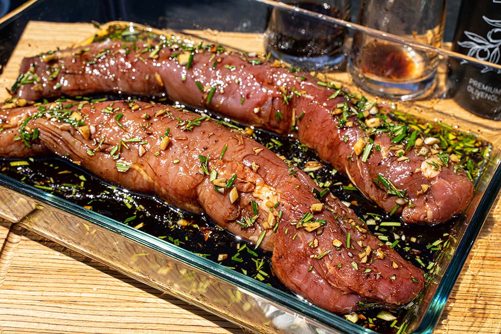 Nun geben wir das Schweinefilet in die Marinade und lassen es für ca. 2-3 Stunden im Kühlschrank durchziehen.