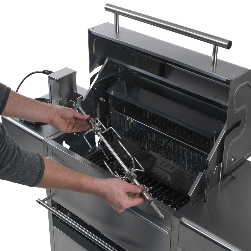 Der Spieß kann einfach am Motor und Grill befestigt werden