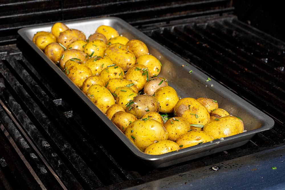 Die Grillschale L kann auch als Pfanne genutzt werden