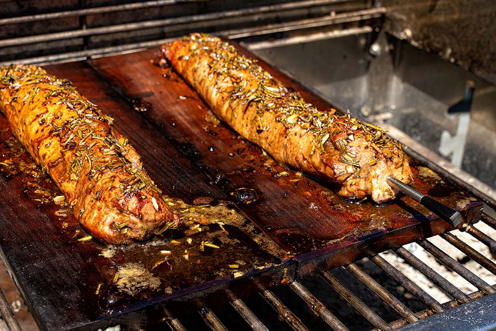 Ist eine Kerntemperatur von 62 Grad erreicht, grillen wir die Schweinefilets noch einmal scharf an.