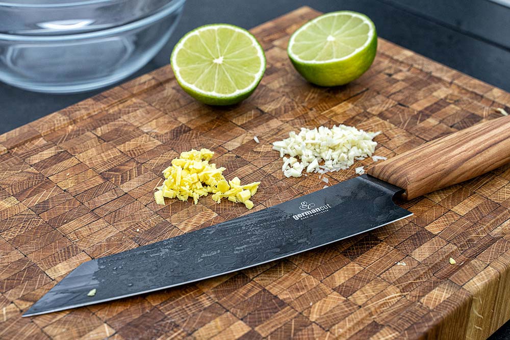 Ingwer und Knoblauchzehen klein hacken sowie die Limette halbieren.