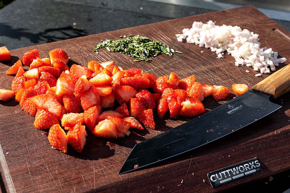 Die Schalotte in kleine Würfel schneiden, die Erdbeeren in größere Würfel schneiden sowie den Rosmarin klein hacken.