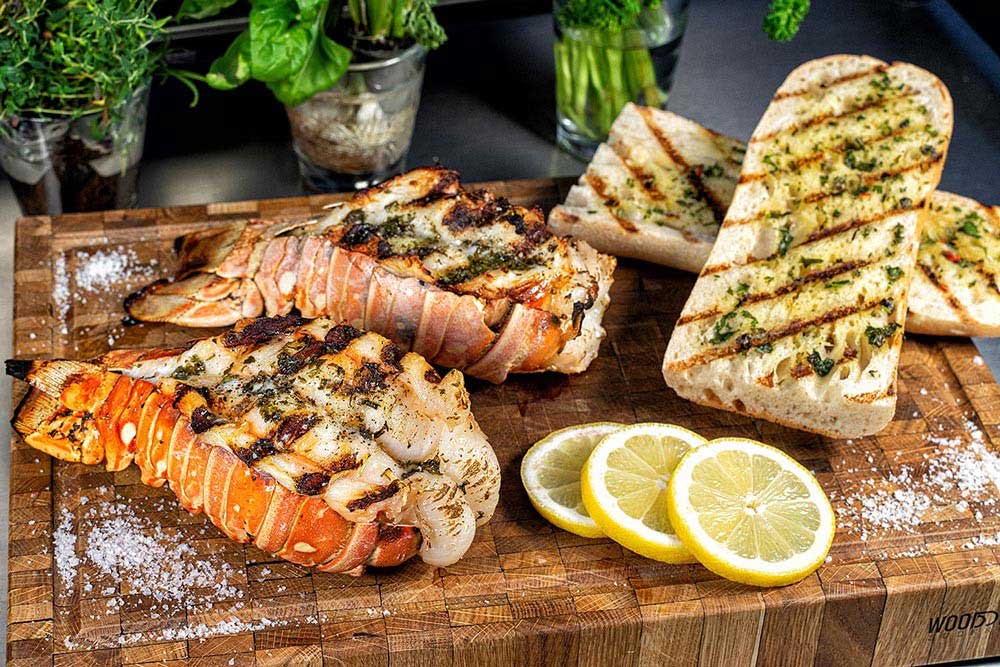 Das Endergebnis: Langustenschwänze mit Kräuterbaguette