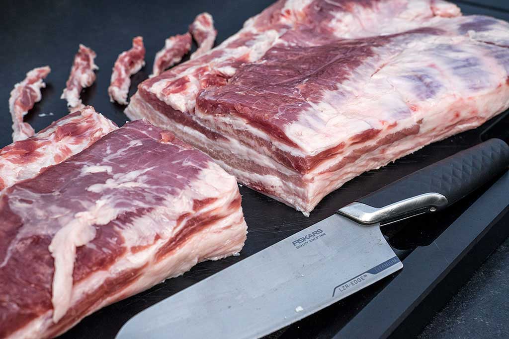 Duroc Schweinebauch durchschneiden