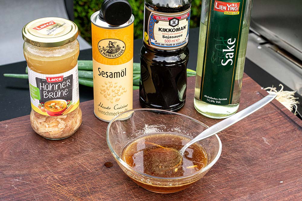 Alle o. a. Zutaten für die Sauce in einer kleinen Schüssel vermengen und mit Zucker abschmecken.