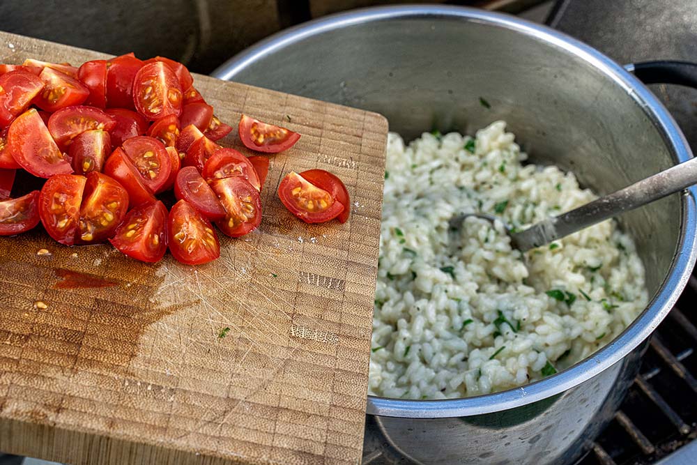 Zum Schluss heben wir vorsichtig die geviertelten Tomaten unter.