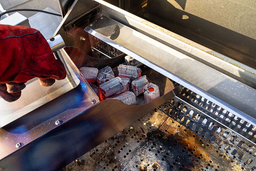 Der Backburner wird mit heißer Kohle gefüllt